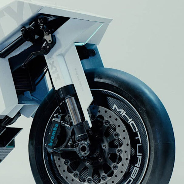 前面的视图/ Xenotype——一辆摩托车的概念来自Colorsponge和火山灰索普的工作室