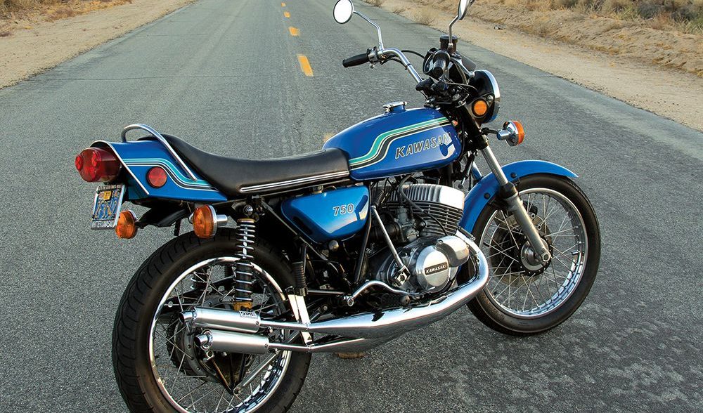 1972年的川崎H2 MKIV摩托车在美国日落的沙漠路上