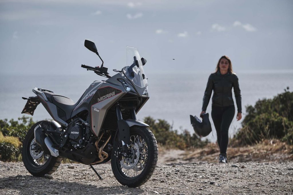 视图的骑手尝试全新的摩托Morini X-Cape冒险摩托车在崎岖的地形,用华丽的热带视图。