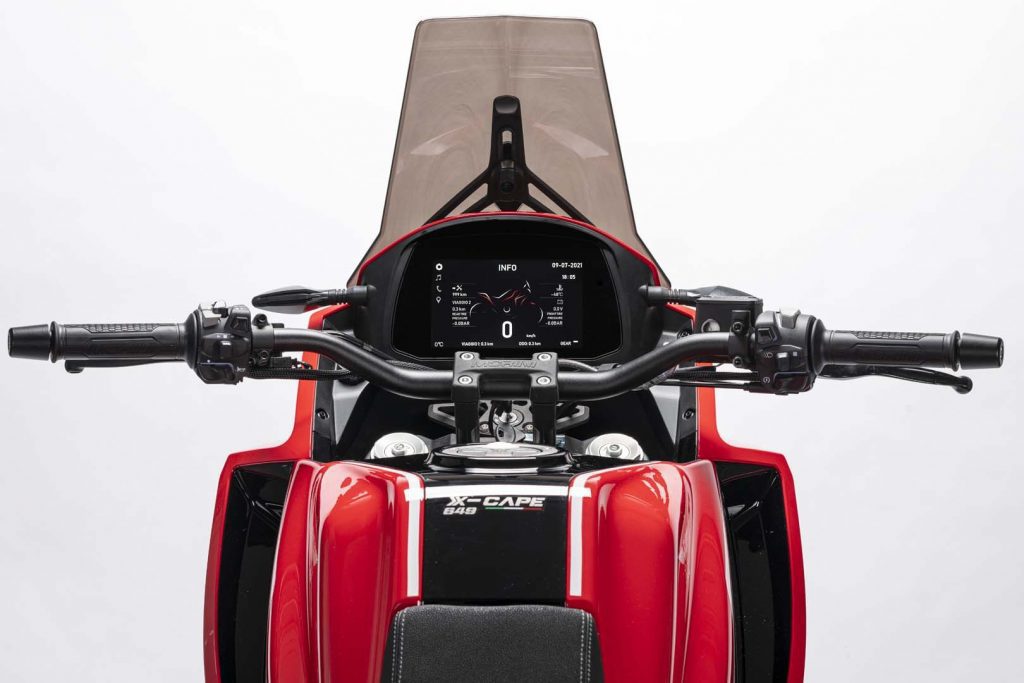 全彩色TFT的视图显示在2021年摩托Morini X-Cape冒险摩托车