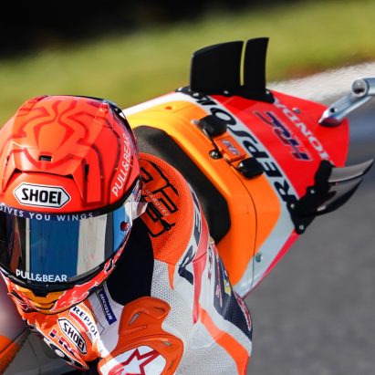 MotoGP赛道上的车手，做着他们最擅长的事情。媒体来源:The-Race。
