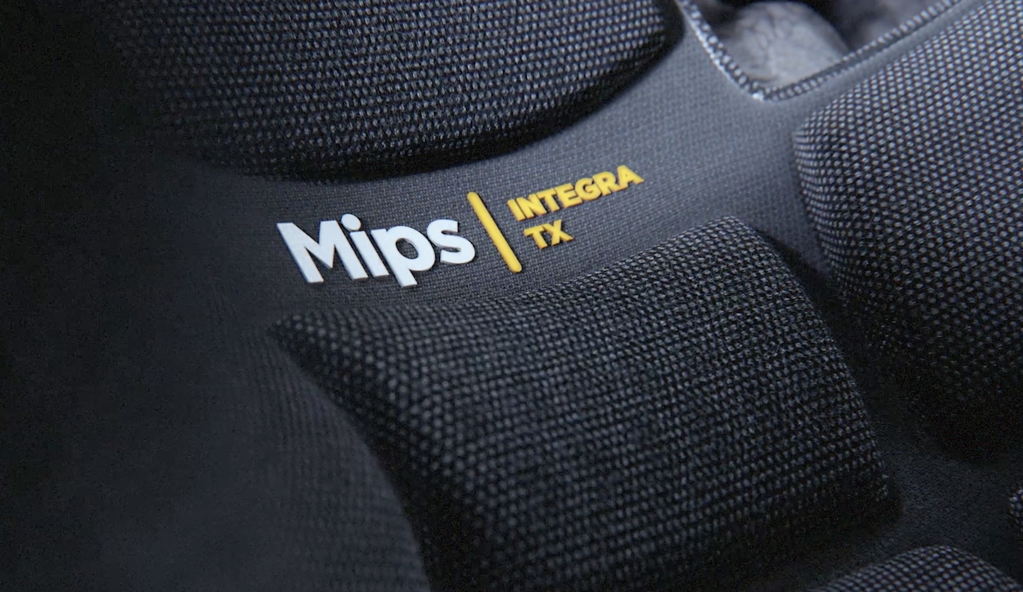 视图的Mips Integra TX -一个新的低摩擦安慰填充新MotoGP盖子。媒体来自Mips的网站。